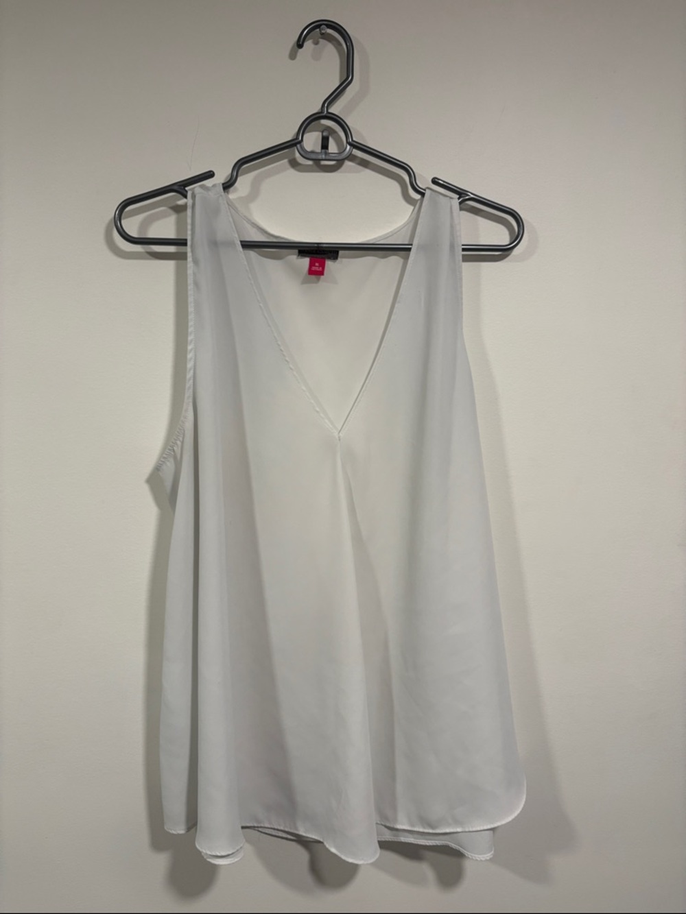 Vince Camuto White V-Neck Sleeveless Camisole